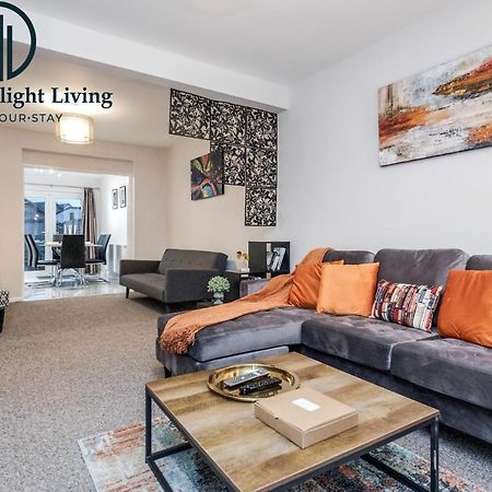 Dwellers Delight Living Ltd Serviced Accommodation Fabulous House 3 Bedroom, Hainault Prime Location ,Greater London With Parking & Wifi, 2 Bathroom, Garden Chigwell Εξωτερικό φωτογραφία